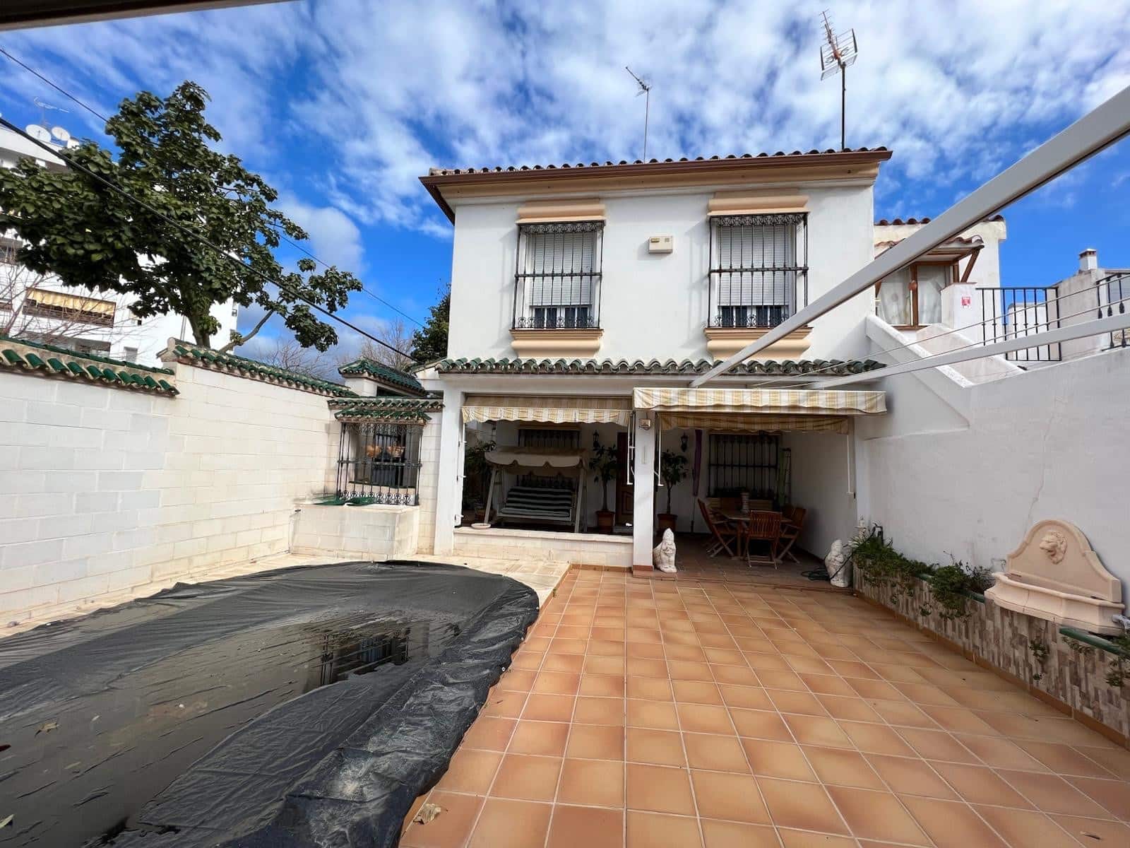 4 bedroom Villa for sale in Nueva Andalucia with pool - € 835,000 (Ref: 9705014)