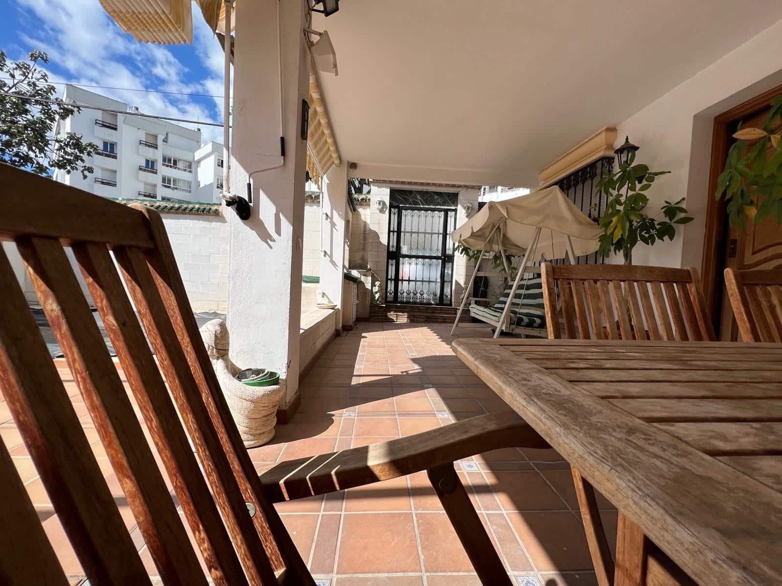 4 bedroom Villa for sale in Nueva Andalucia with pool - € 835,000 (Ref: 9705014)