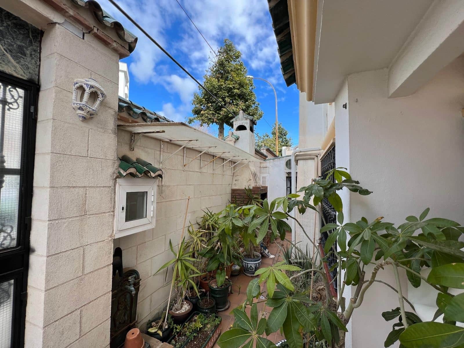 4 bedroom Villa for sale in Nueva Andalucia with pool - € 835,000 (Ref: 9705014)