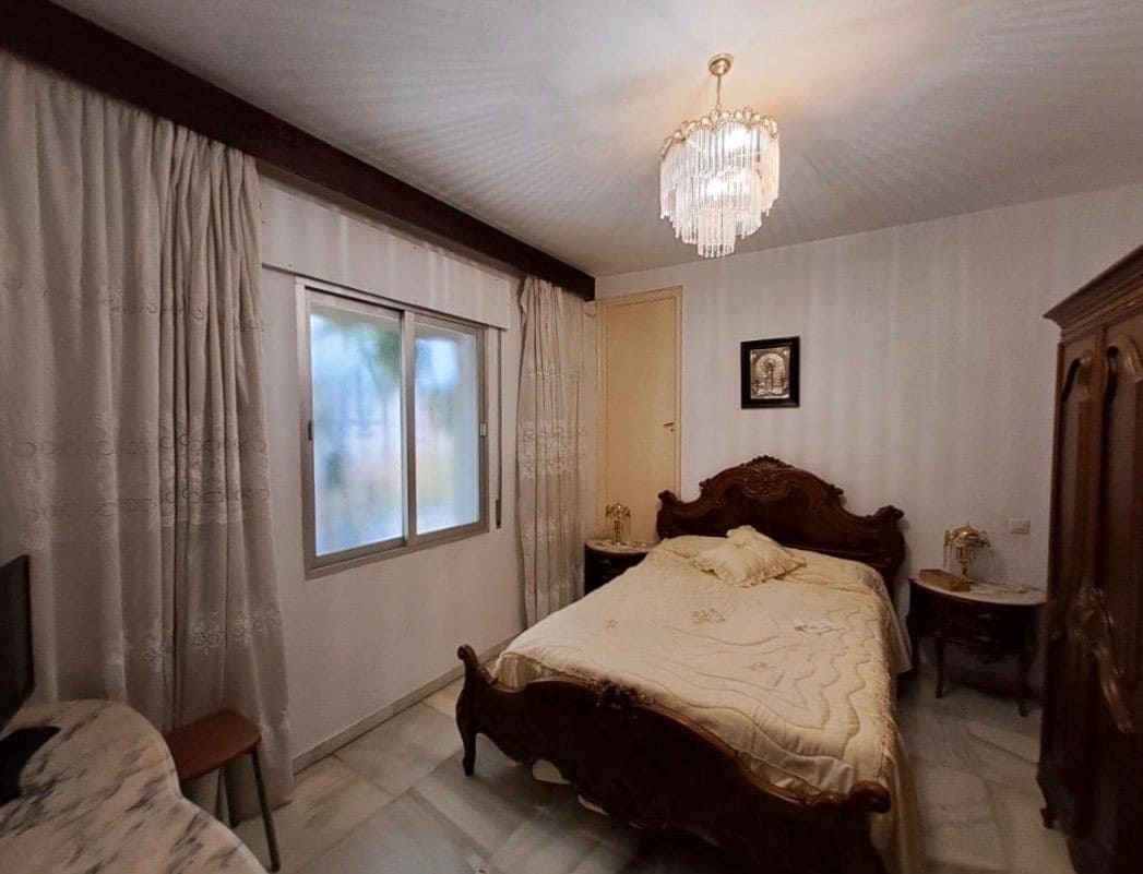 Hotel for sale in Marbella - € 4,500,000 (Ref: 9705019)