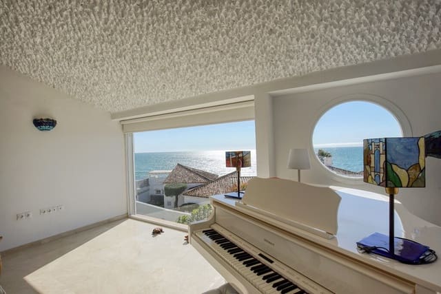 Chalet de 3 habitaciones en Centro, Estepona en venta - 1.050.000 € (Ref: 9705023)