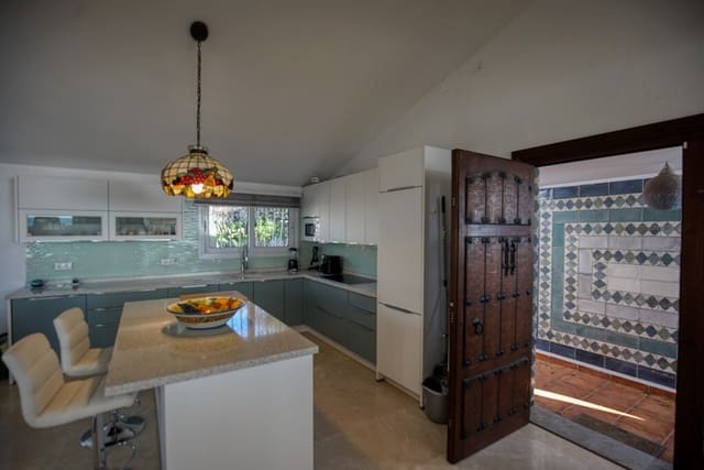 Chalet de 3 habitaciones en Centro, Estepona en venta con piscina - 1.050.000 € (Ref: 9705023)