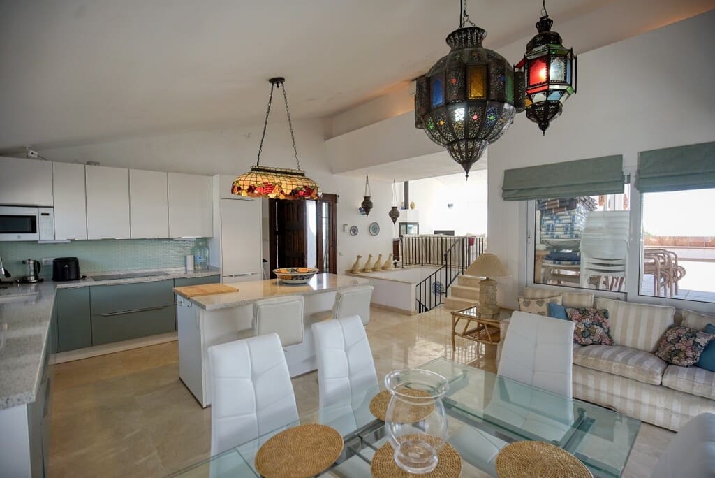 Chalet de 3 habitaciones en Estepona en venta con piscina - 1.050.000 € (Ref: 9705023)