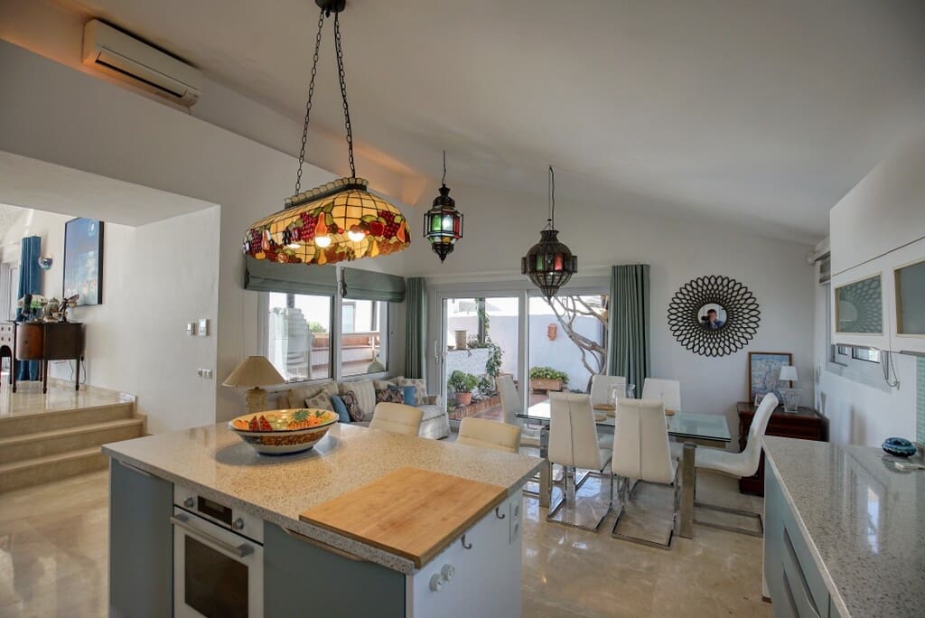 Chalet de 3 habitaciones en Estepona en venta con piscina - 1.050.000 € (Ref: 9705023)