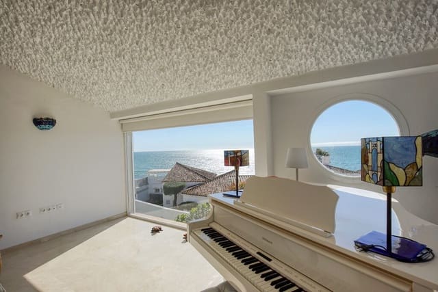 Chalet de 3 habitaciones en Centro, Estepona en venta con piscina - 1.050.000 € (Ref: 9705023)