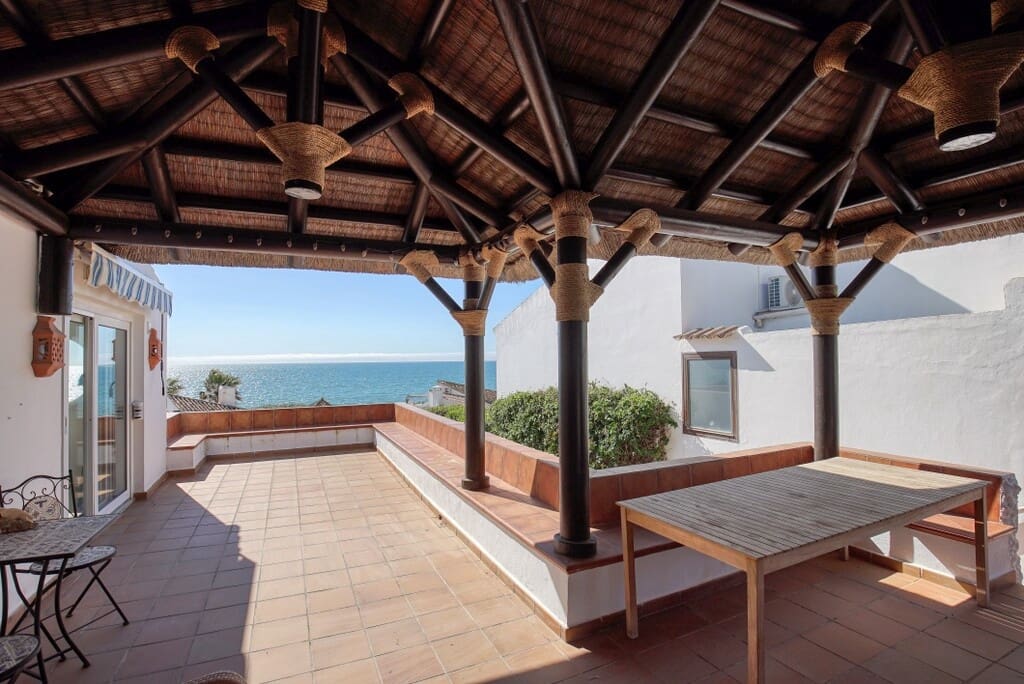 Chalet de 3 habitaciones en Estepona en venta con piscina - 1.050.000 € (Ref: 9705023)