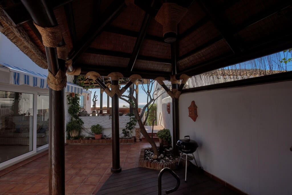 Chalet de 3 habitaciones en Estepona en venta con piscina - 1.050.000 € (Ref: 9705023)