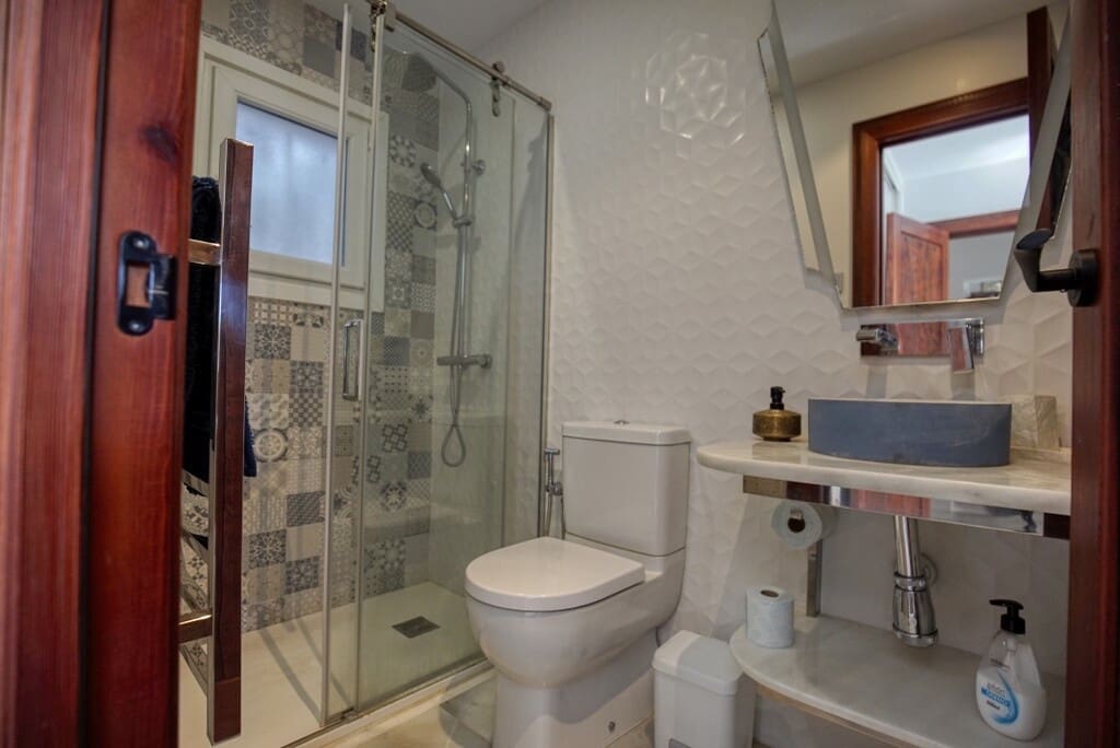 Chalet de 3 habitaciones en Estepona en venta con piscina - 1.050.000 € (Ref: 9705023)