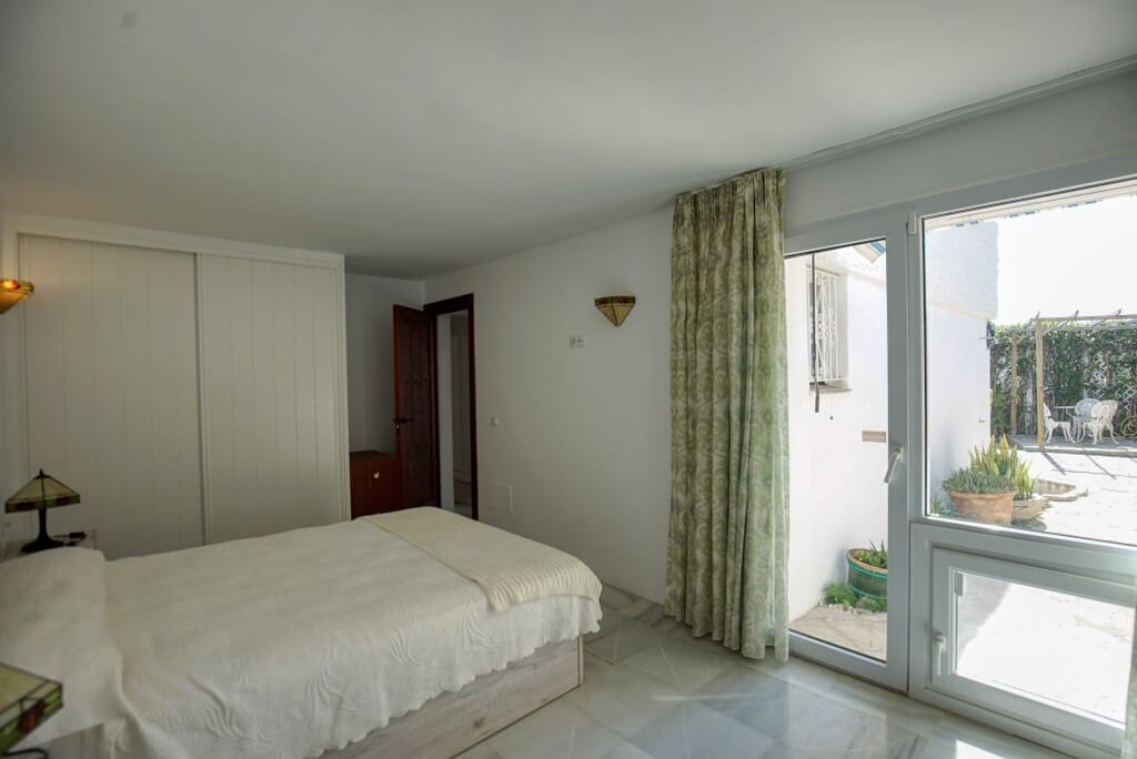 Chalet de 3 habitaciones en Estepona en venta con piscina - 1.050.000 € (Ref: 9705023)