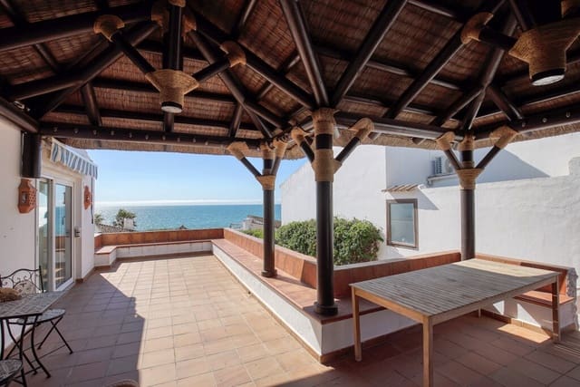 Chalet de 3 habitaciones en Centro, Estepona en venta con piscina - 1.050.000 € (Ref: 9705023)
