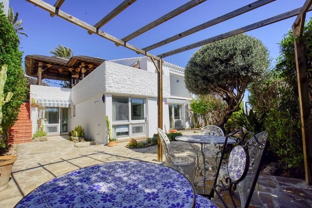 Chalet de 3 habitaciones en Centro, Estepona en venta con piscina - 1.050.000 € (Ref: 9705023)