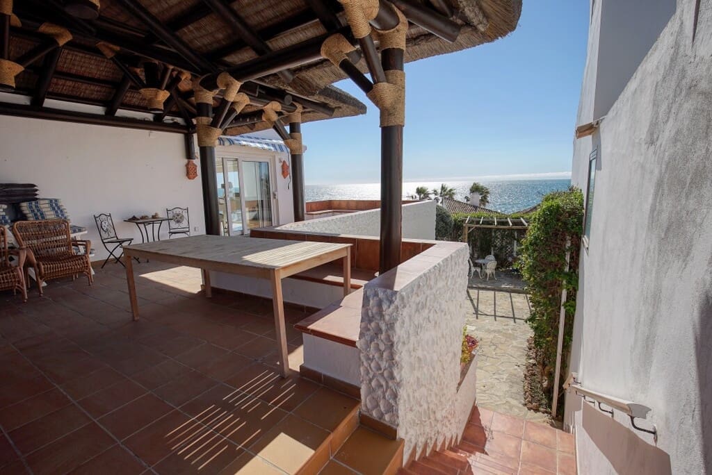 Chalet de 3 habitaciones en Estepona en venta con piscina - 1.050.000 € (Ref: 9705023)
