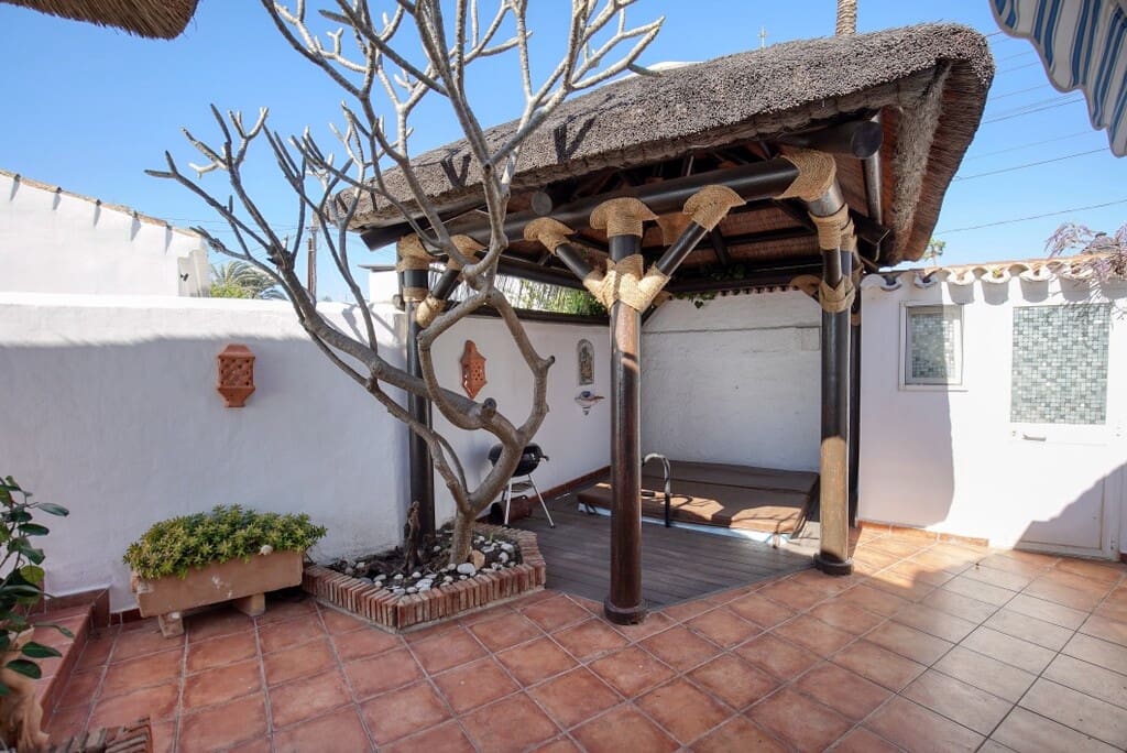 Chalet de 3 habitaciones en Estepona en venta con piscina - 1.050.000 € (Ref: 9705023)