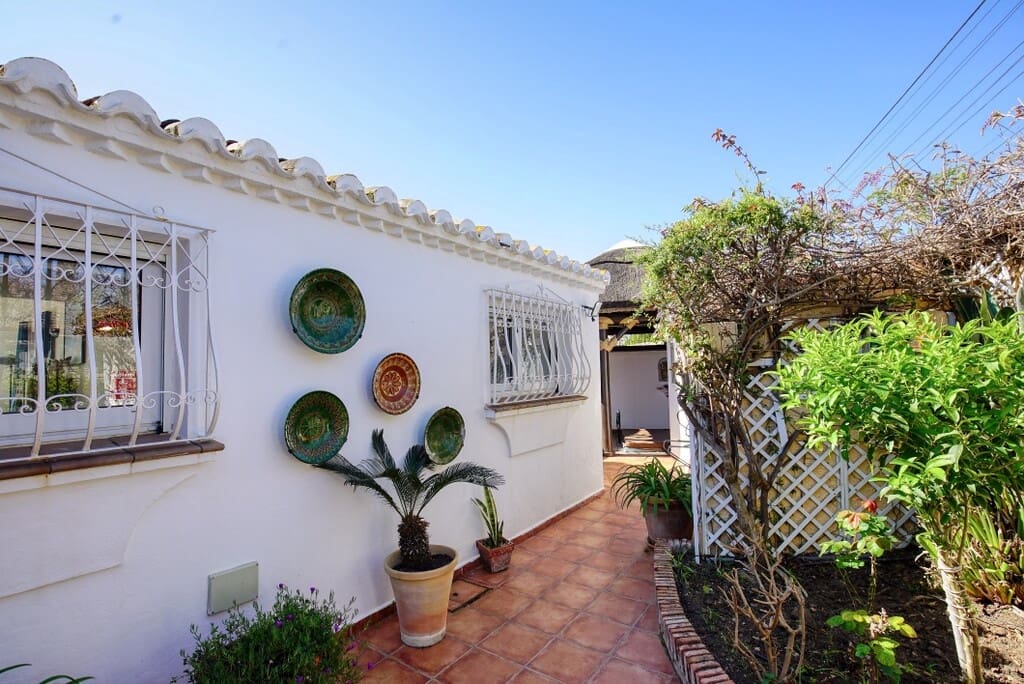 Chalet de 3 habitaciones en Estepona en venta con piscina - 1.050.000 € (Ref: 9705023)