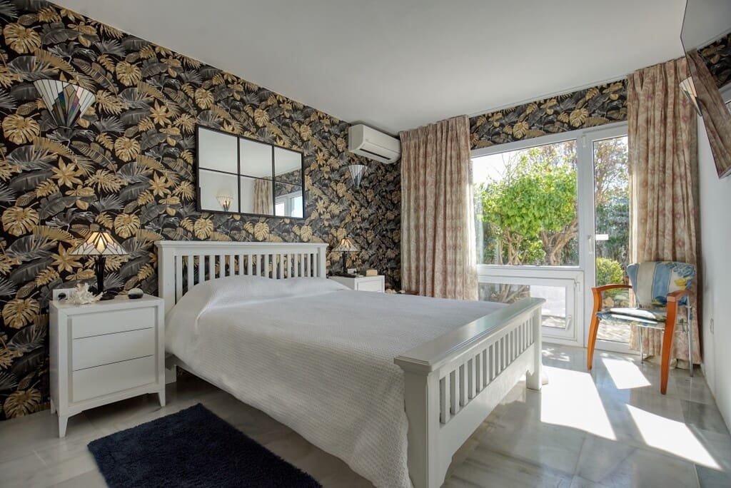 Chalet de 3 habitaciones en Estepona en venta con piscina - 1.050.000 € (Ref: 9705023)