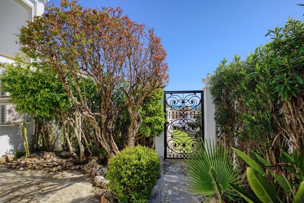 Chalet de 3 habitaciones en Estepona en venta con piscina - 1.050.000 € (Ref: 9705023)