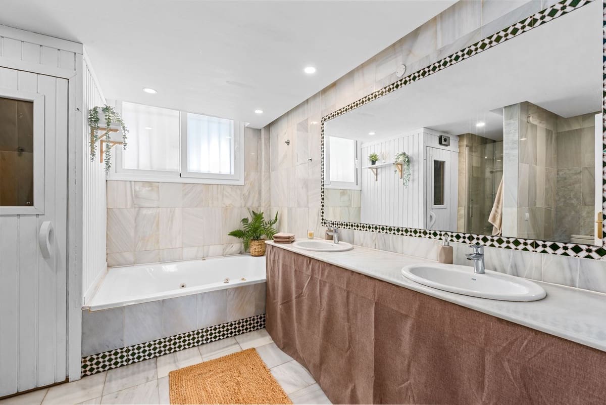 4 quarto Casa em Banda para venda em Puerto Banus com piscina - 1 145 000 € (Ref: 9705027)