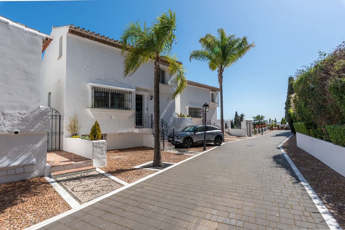 4 quarto Casa em Banda para venda em Puerto Banus com piscina - 1 145 000 € (Ref: 9705027)
