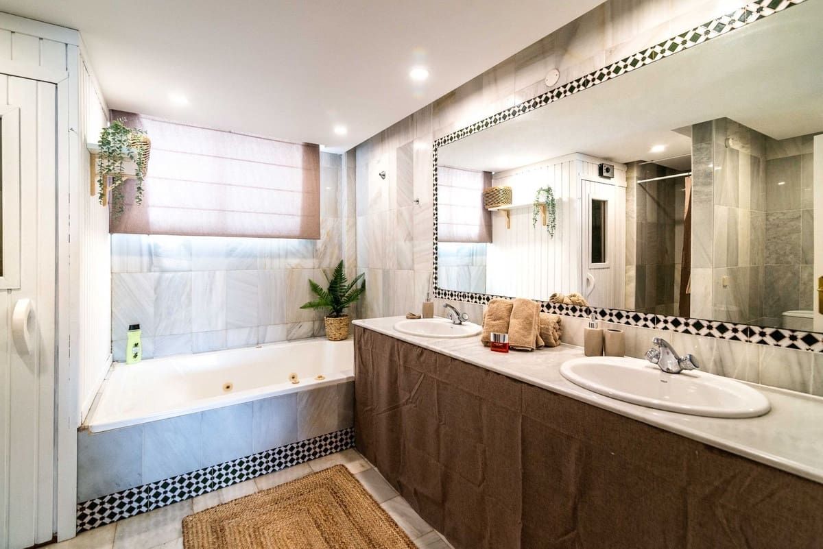 4 quarto Casa em Banda para venda em Puerto Banus com piscina - 1 145 000 € (Ref: 9705027)