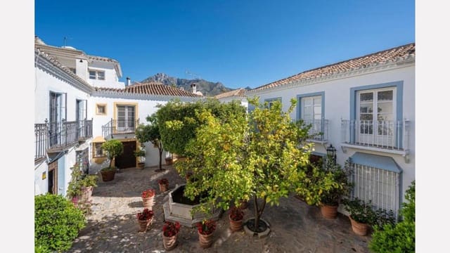 3 bedroom Townhouse for sale in Golden Mile, Marbella - € 1,150,000 (Ref: 9705028)