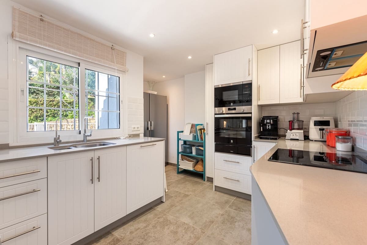 Chalet de 4 habitaciones en Benahavís en venta con piscina - 1.150.000 € (Ref: 9705030)