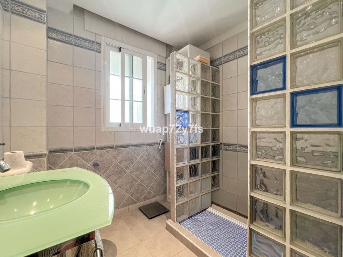 Pareado de 5 habitaciones en Estepona en venta con garaje - 1.163.000 € (Ref: 9705032)