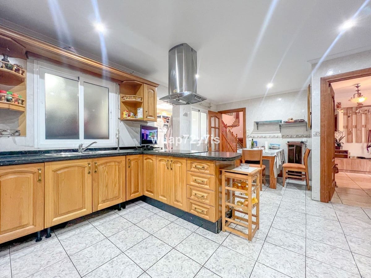 Pareado de 5 habitaciones en Estepona en venta con garaje - 1.163.000 € (Ref: 9705032)