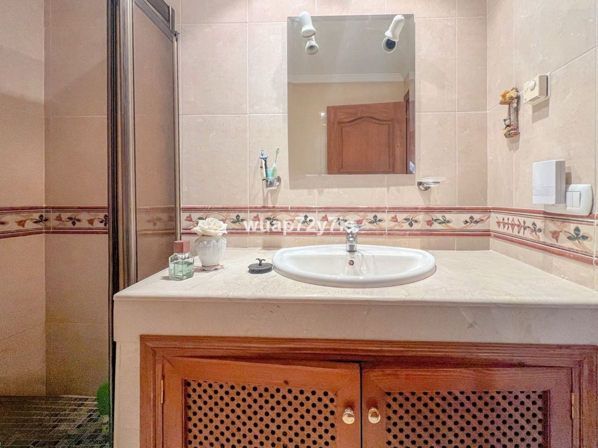 Pareado de 5 habitaciones en Estepona en venta con garaje - 1.163.000 € (Ref: 9705032)