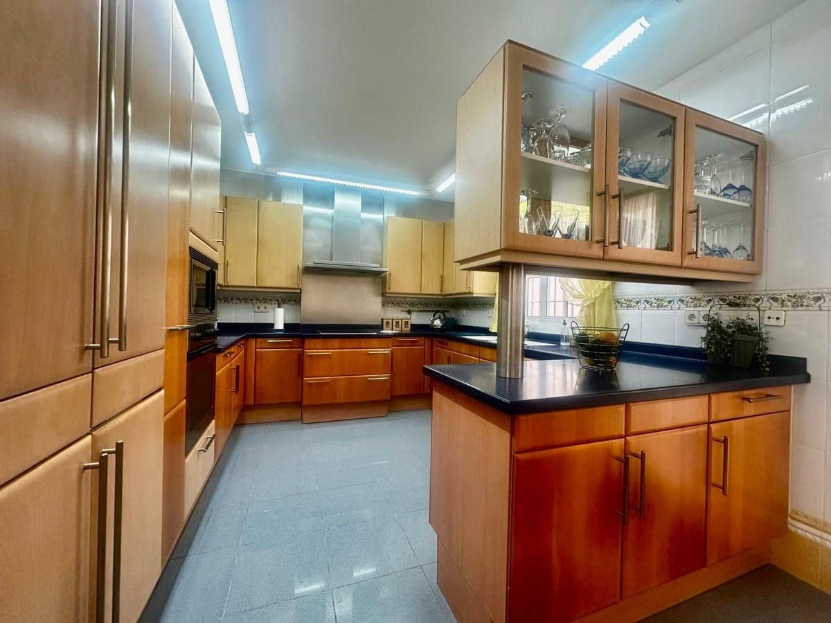 5 Zimmer Villa zu verkaufen in Calahonda mit Pool Garage - 1.200.000 € (Ref: 9705034)