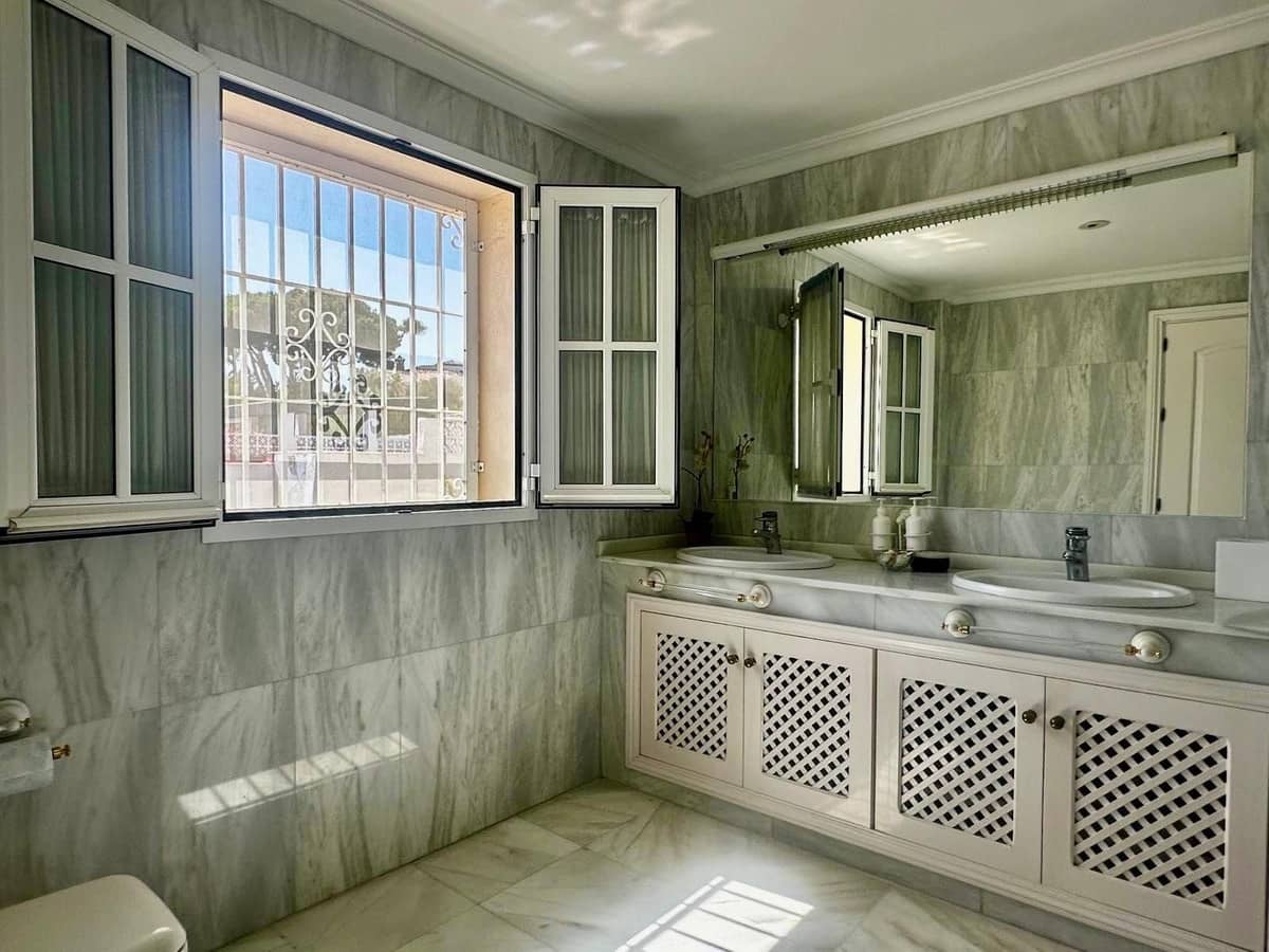 5 Zimmer Villa zu verkaufen in Calahonda mit Pool Garage - 1.200.000 € (Ref: 9705034)