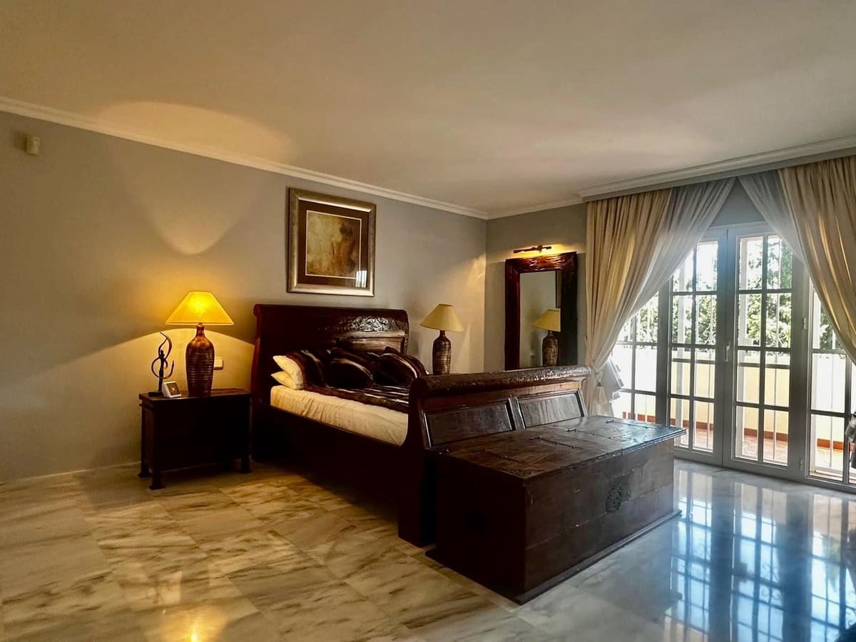 5 Zimmer Villa zu verkaufen in Calahonda mit Pool Garage - 1.200.000 € (Ref: 9705034)