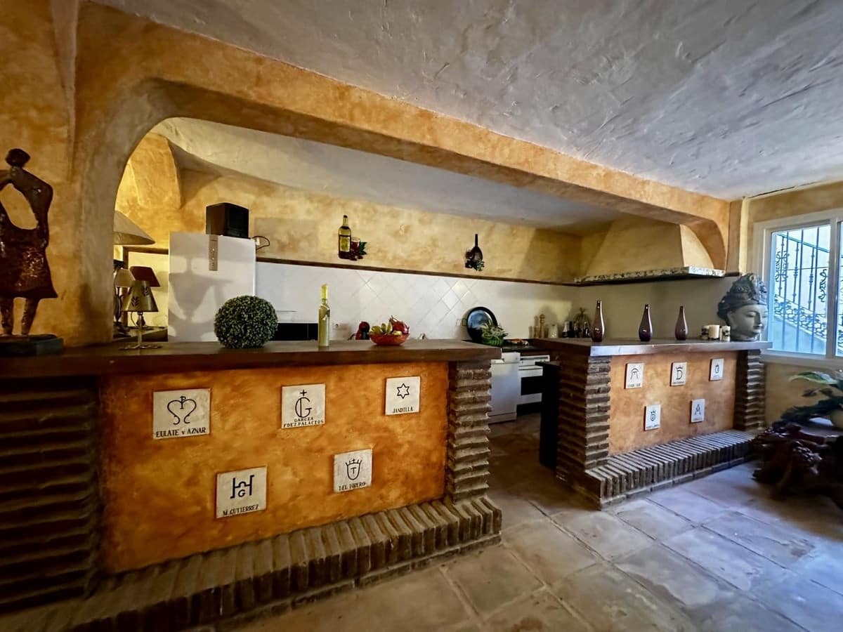 5 Zimmer Villa zu verkaufen in Calahonda mit Pool Garage - 1.200.000 € (Ref: 9705034)