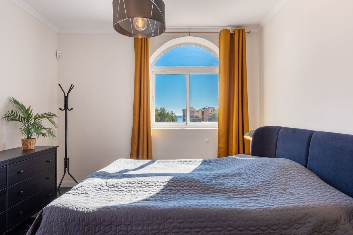 Chalet de 4 habitaciones en Fuengirola en venta con piscina - 1.200.000 € (Ref: 9705035)