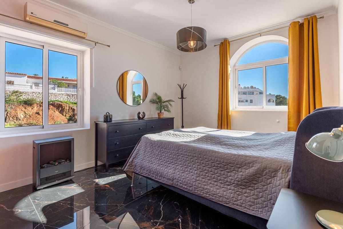 Chalet de 4 habitaciones en Fuengirola en venta con piscina - 1.200.000 € (Ref: 9705035)