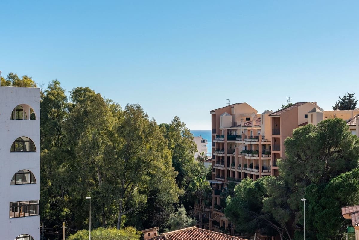 Chalet de 4 habitaciones en Fuengirola en venta con piscina - 1.200.000 € (Ref: 9705035)
