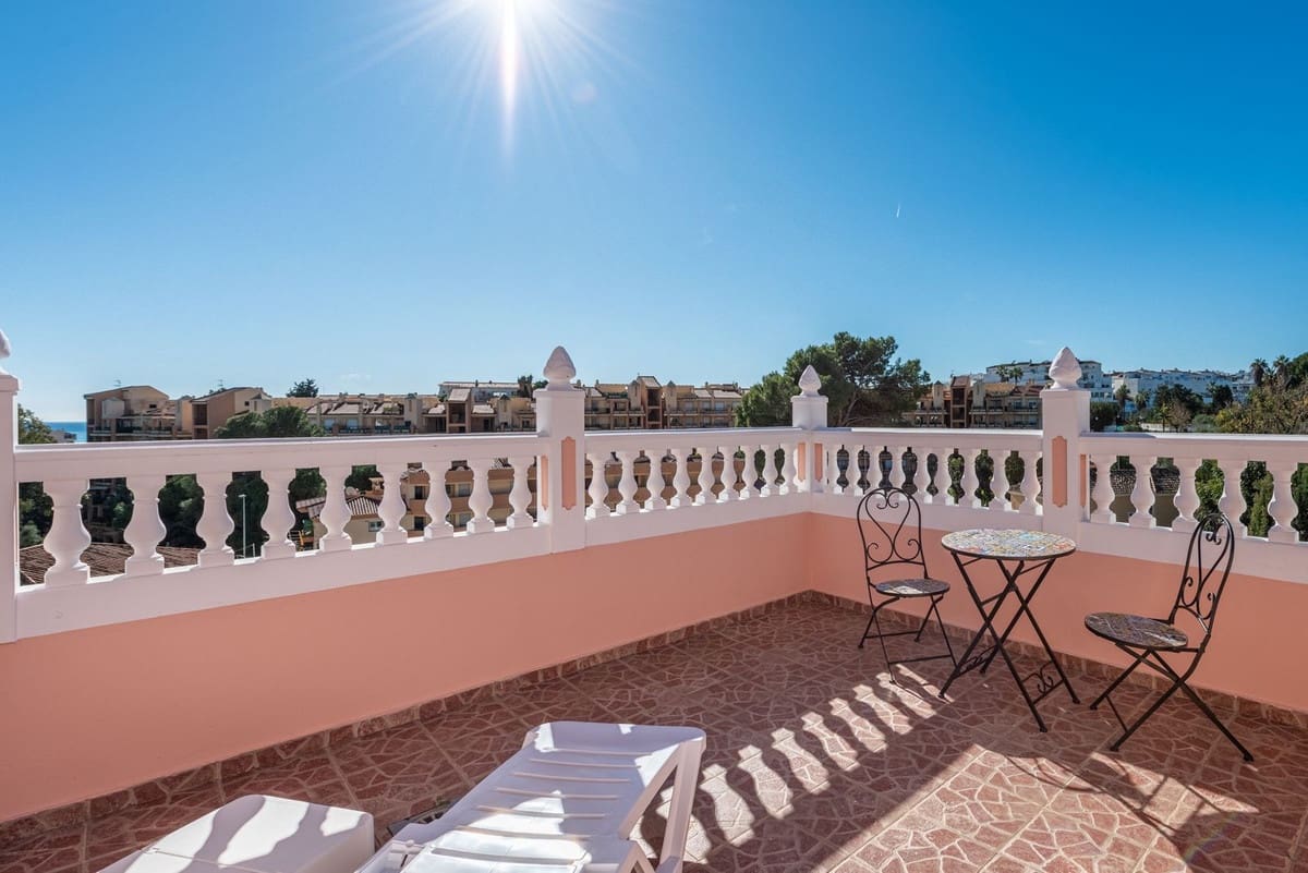 Chalet de 4 habitaciones en Fuengirola en venta con piscina - 1.200.000 € (Ref: 9705035)