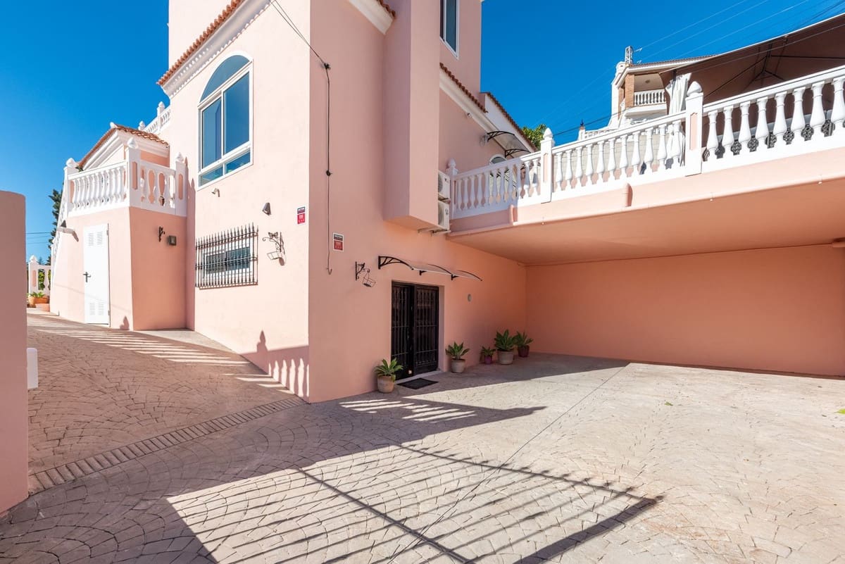 Chalet de 4 habitaciones en Fuengirola en venta con piscina - 1.200.000 € (Ref: 9705035)