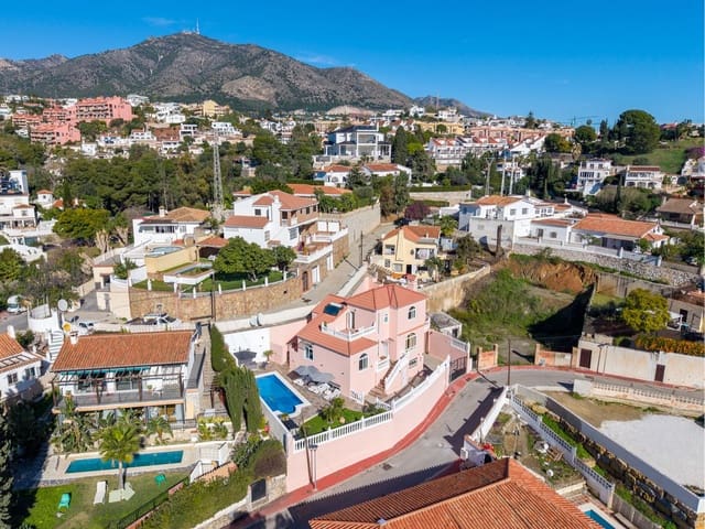 Chalet de 4 habitaciones en Centro ciudad, Fuengirola en venta con piscina - 1.200.000 € (Ref: 9705035)