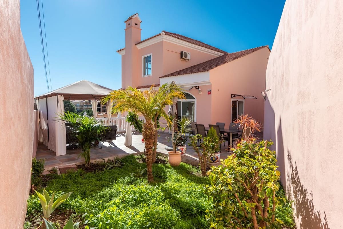 Chalet de 4 habitaciones en Fuengirola en venta con piscina - 1.200.000 € (Ref: 9705035)