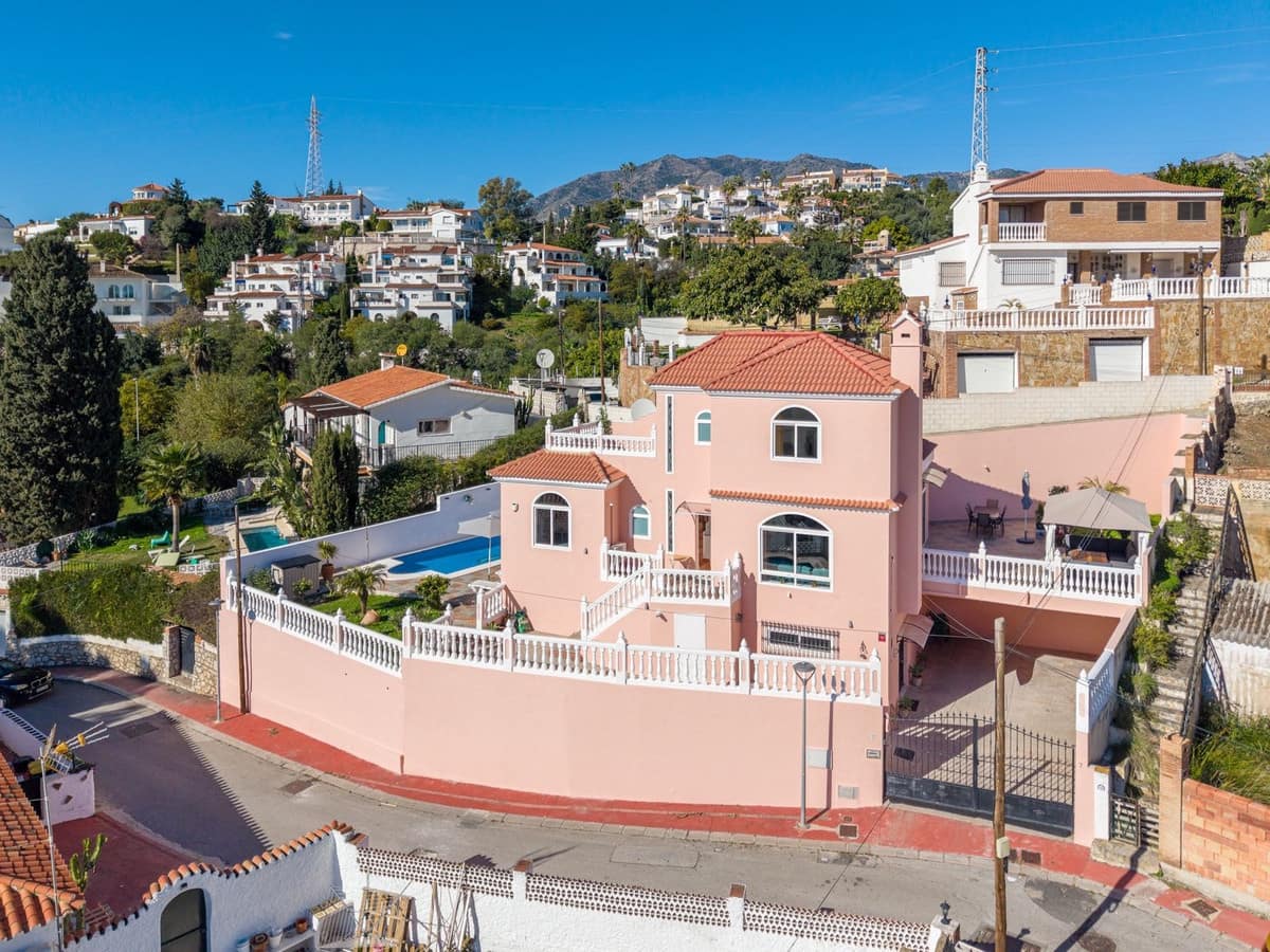 Chalet de 4 habitaciones en Fuengirola en venta con piscina - 1.200.000 € (Ref: 9705035)