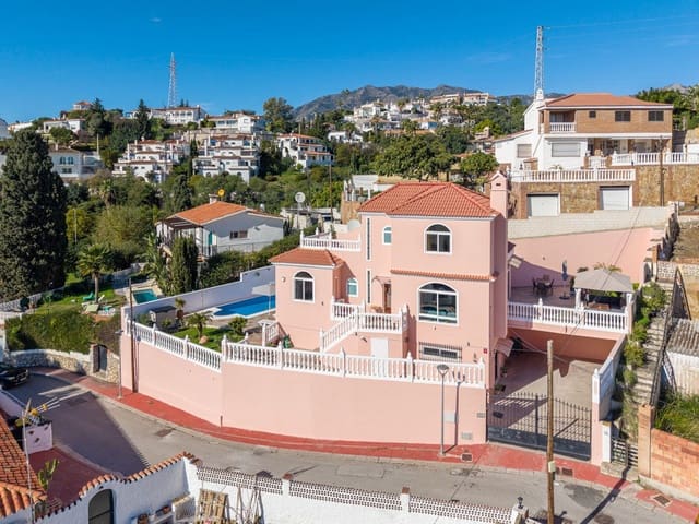Chalet de 4 habitaciones en Centro ciudad, Fuengirola en venta con piscina - 1.200.000 € (Ref: 9705035)