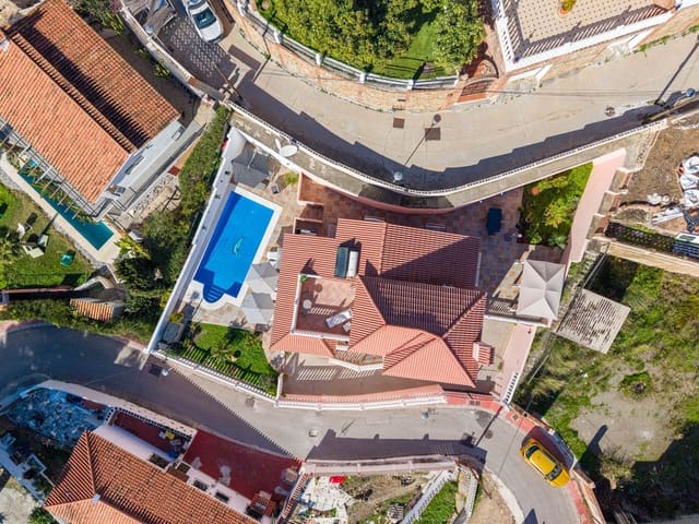 Chalet de 4 habitaciones en Centro ciudad, Fuengirola en venta con piscina - 1.200.000 € (Ref: 9705035)
