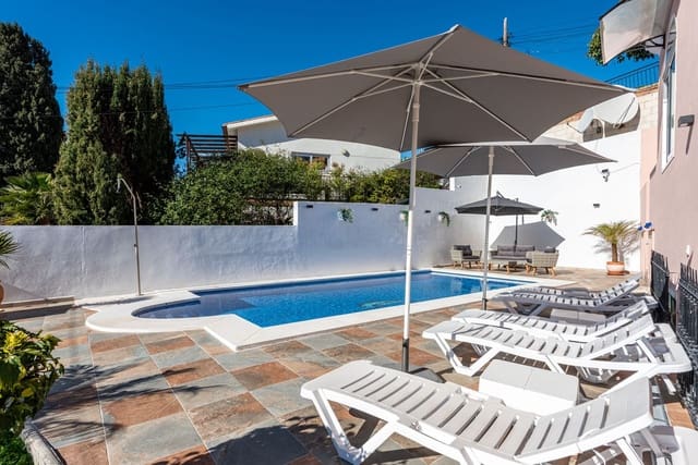 Chalet de 4 habitaciones en Centro ciudad, Fuengirola en venta con piscina - 1.200.000 € (Ref: 9705035)