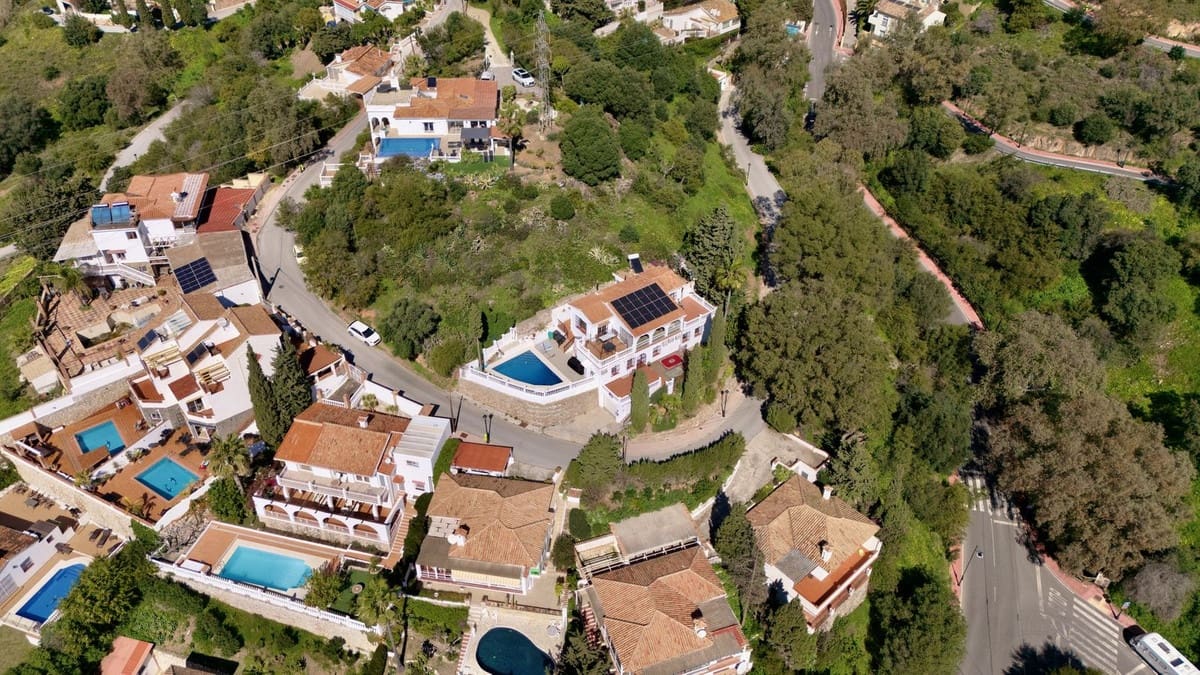 4 bedroom Villa for sale in Fuengirola with pool garage - € 1,200,000 (Ref: 9705036)