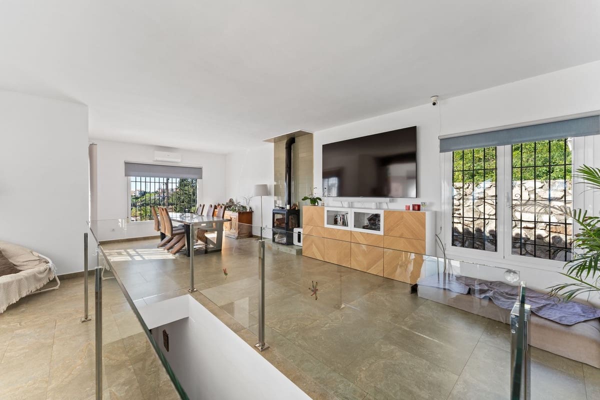 4 bedroom Villa for sale in Fuengirola with pool garage - € 1,200,000 (Ref: 9705036)