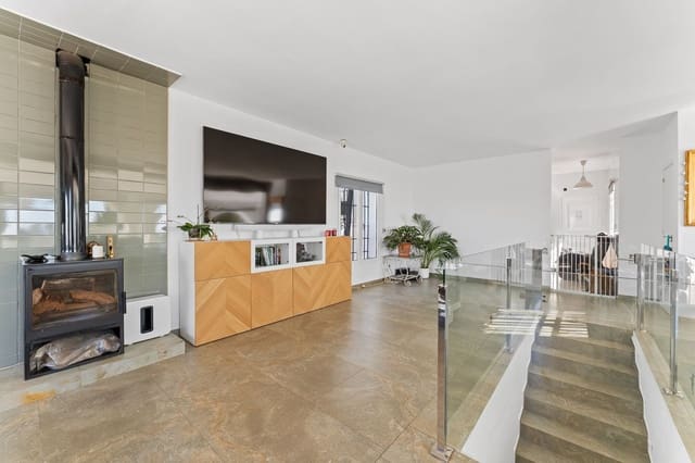 4 bedroom Villa for sale in Centro ciudad, Fuengirola with pool garage - € 1,200,000 (Ref: 9705036)