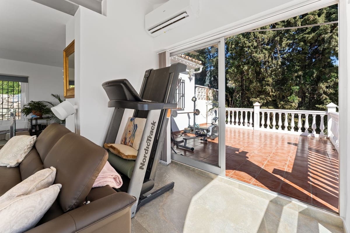 4 bedroom Villa for sale in Fuengirola with pool garage - € 1,200,000 (Ref: 9705036)