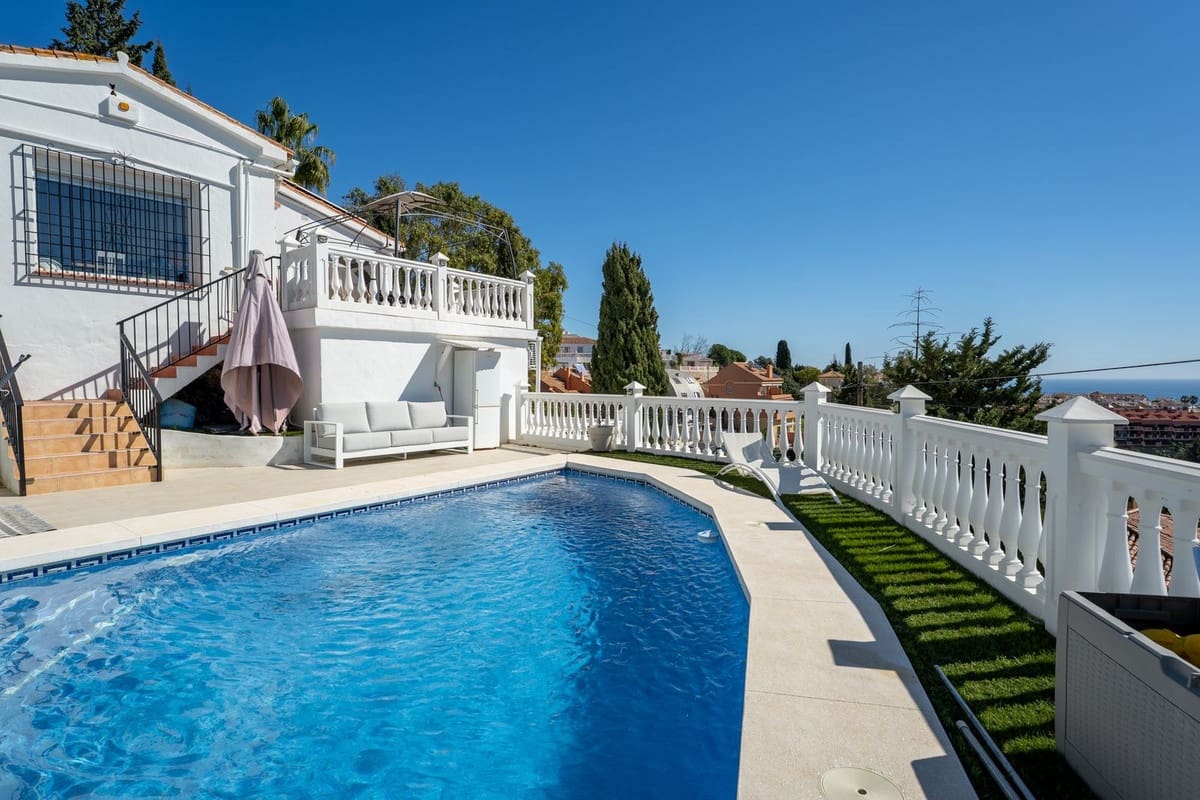 4 bedroom Villa for sale in Fuengirola with pool garage - € 1,200,000 (Ref: 9705036)