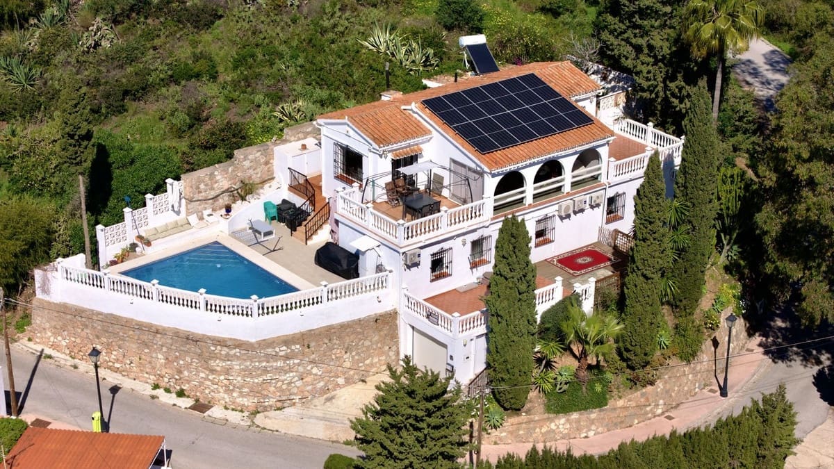 4 bedroom Villa for sale in Fuengirola with pool garage - € 1,200,000 (Ref: 9705036)
