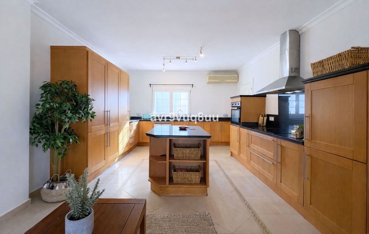 7 Zimmer Villa zu verkaufen in La Cala Golf mit Pool Garage - 1.250.000 € (Ref: 9705037)